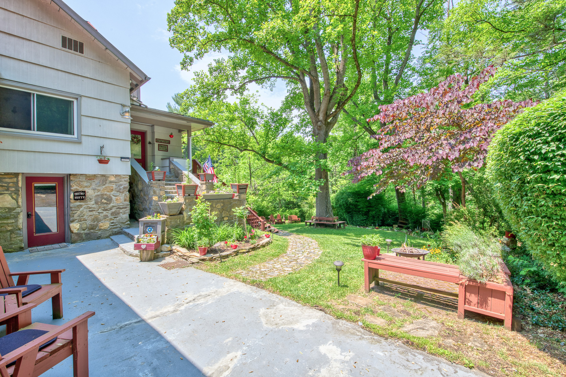 Red Leaf River Inn Front Lawn